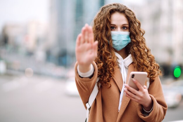 Foto donna in una maschera medica sterile sul viso