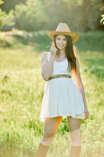 Photo a woman in a straw hat and a hat