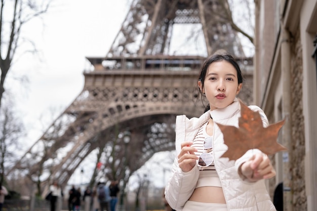 Foto donna sulla strada a parigi con la torre eiffel parigi francia