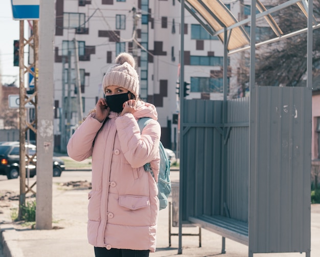 防護マスクの路上の女性