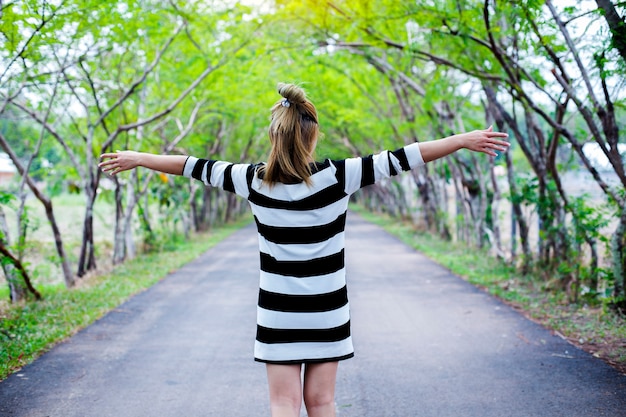 Photo woman stretches her arms