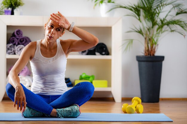 Foto donna che si allunga dopo l'allenamento