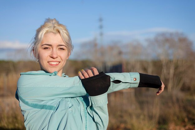 Photo woman stretching on field against sky