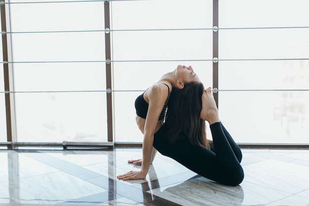 Photo woman stretching head to legs