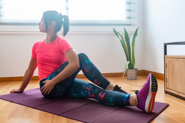 Photo woman stretching her buttocks at home