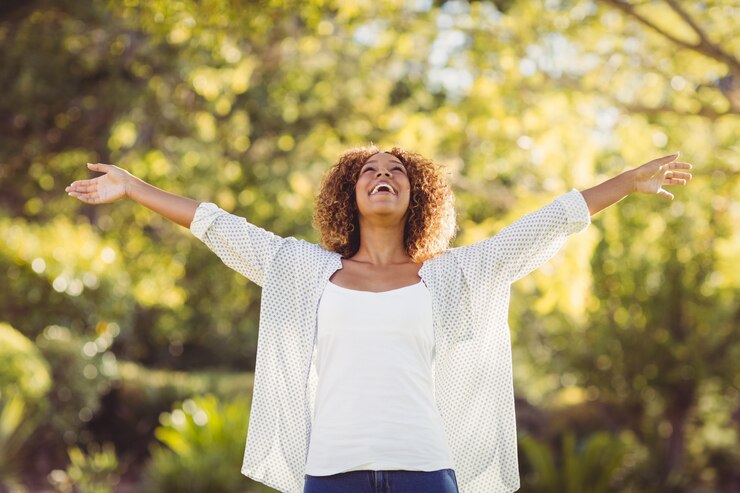 Photo woman stretching out her arms