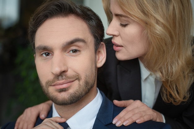 Photo woman stroking male shoulders