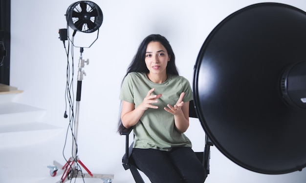 Foto donna in studio durante la registrazione di video