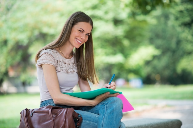 Photo woman studying while sitting outdoors
