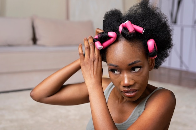 Vista laterale dei capelli afro per lo styling della donna