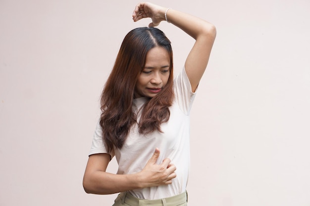 腹痛に苦しむ女性慢性胃炎腹部膨満コンセプトx9