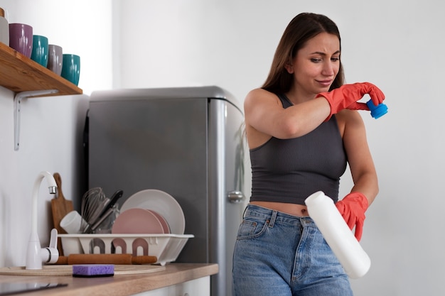 Photo woman suffering from cleaning substance allergy