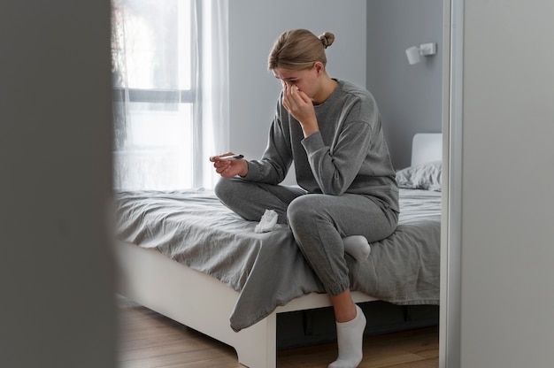 Foto donna che soffre di infertilità