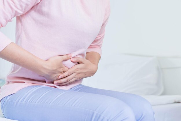 사진 집에서 월경 통증 (pms) 을 겪는 여성 - 비판적인 날 동안 복부 및 위 통증