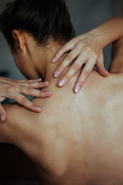 Photo woman suffering from neck ache