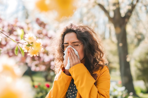 Foto donna che soffre di allergia al polline