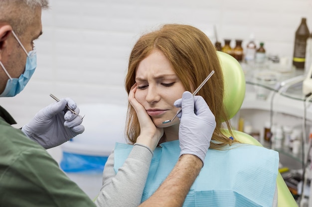 치통으로 고통받는 여성 치과 문제