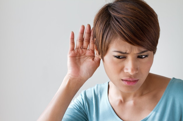 Женщина страдает нарушением слуха, плохо слышит, теряет слух, акустическая или проблема с ухом, глухота с текстовым пространством