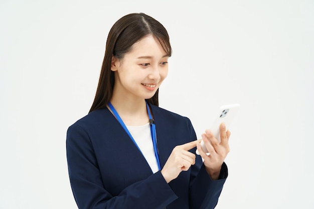 Photo a woman in a suit operating a smartphone