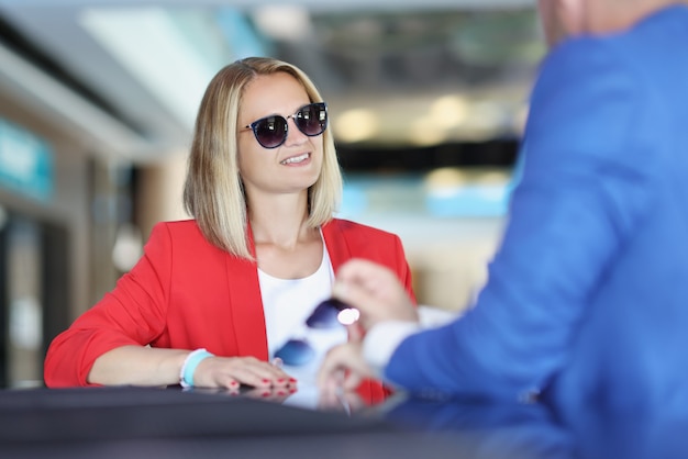 Photo woman in suit and sunglasses communicating with man