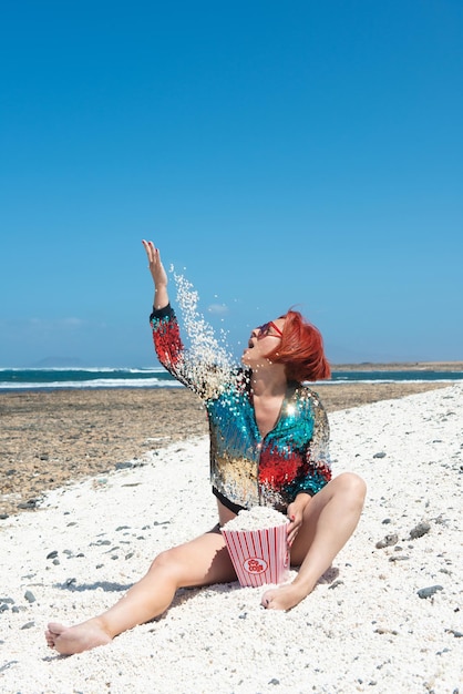 Donna al sole sulla sabbia di popcorn beach a fuerteventura