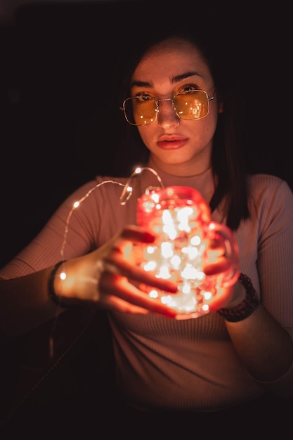 Photo woman in sunglasses with lamp