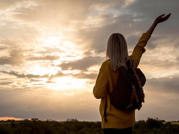 Photo woman at sunset on mountain