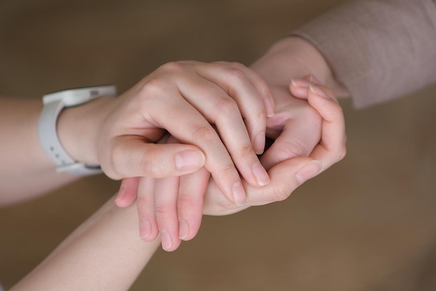 女性は手を握って友人をサポートします 優しさ共感と思いやりの概念を受け入れる 2 人の女性