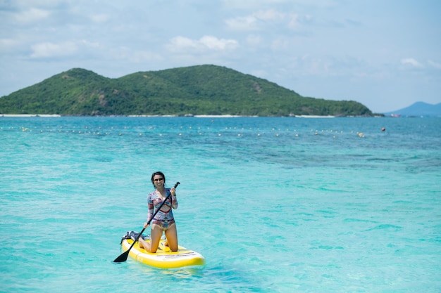 海でサーフィンする女性