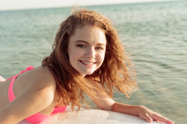 Photo woman surfing in sea