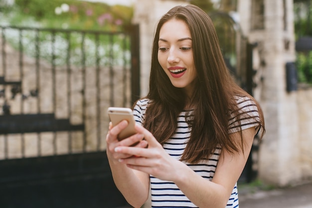 彼女の携帯電話で女性は驚いた肖像画