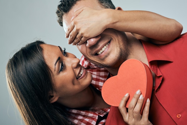 Photo woman surprising her boyfriend