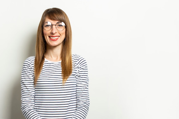 Woman in a sweater with long sleeves and glasses