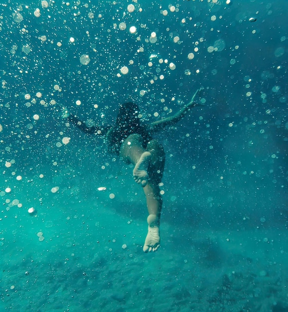 사진 ⁇ 은 바다의 물  ⁇ 에 떠다니는 소녀의 사진