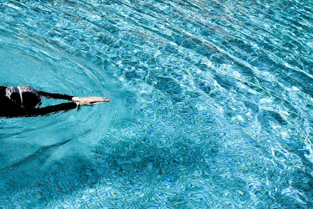 写真 プールで泳ぐ女性