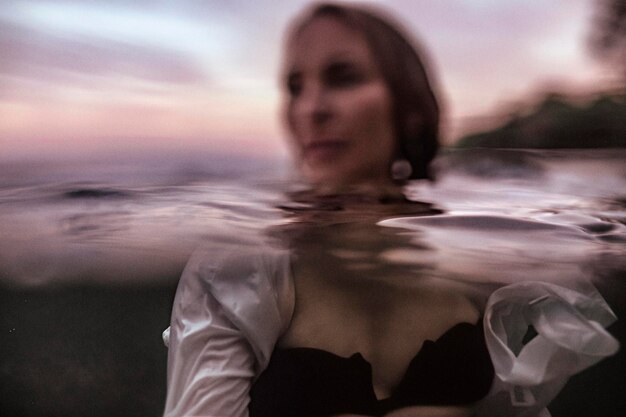 Фото Женщина плавает в море.