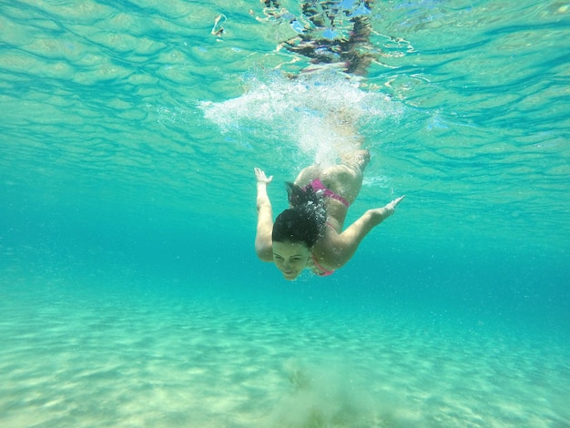 写真 海で泳ぐ女性