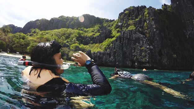 Foto donna che nuota nel lago