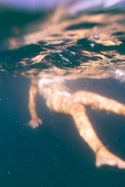 Foto donna che nuota sotto l'oceano