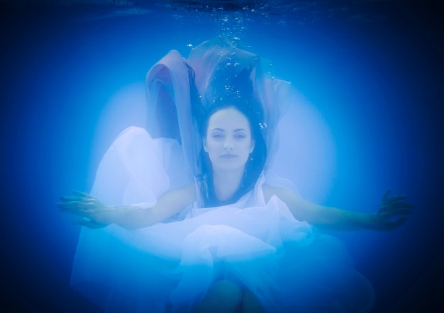 Foto donna che nuota in piscina