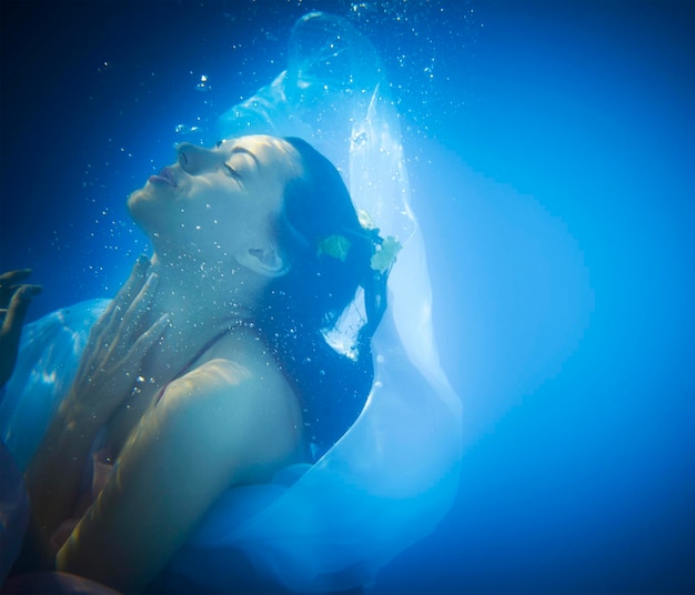 Foto donna che nuota in piscina