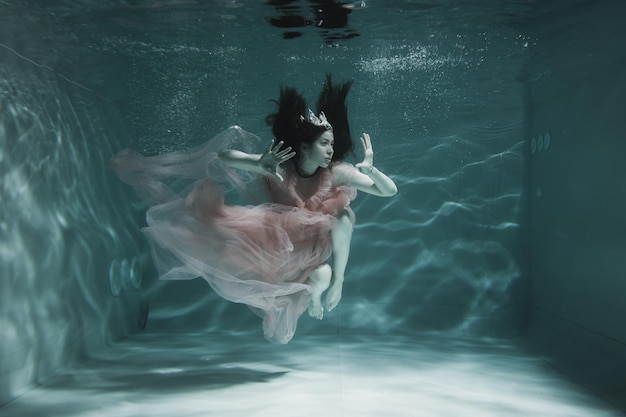 Photo woman swimming in pool