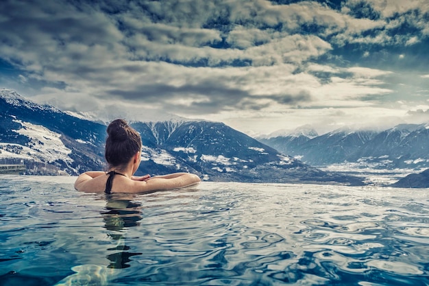 Foto donna che nuota in piscina