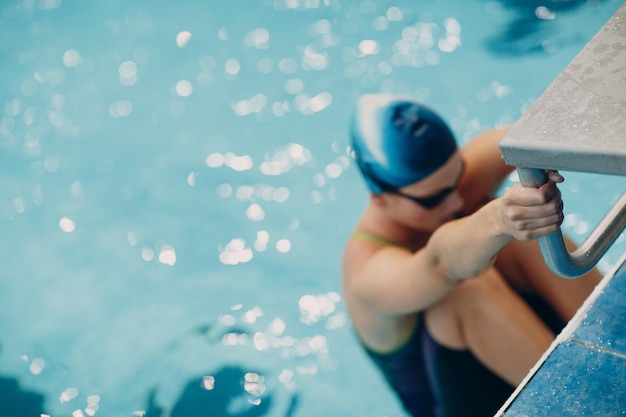 Foto donna in piscina