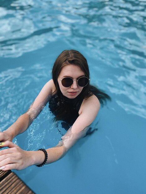 Photo woman swimming in pool