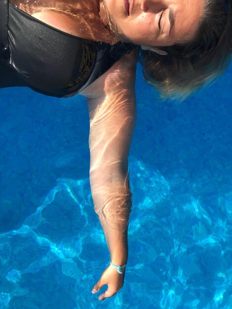 Foto donna che nuota in piscina