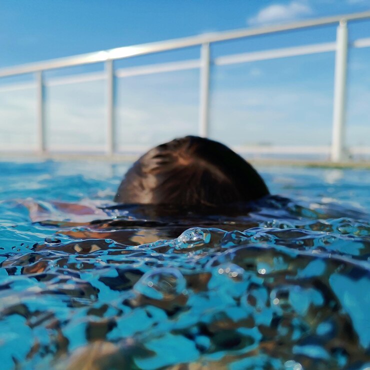Photo woman swimming in pool