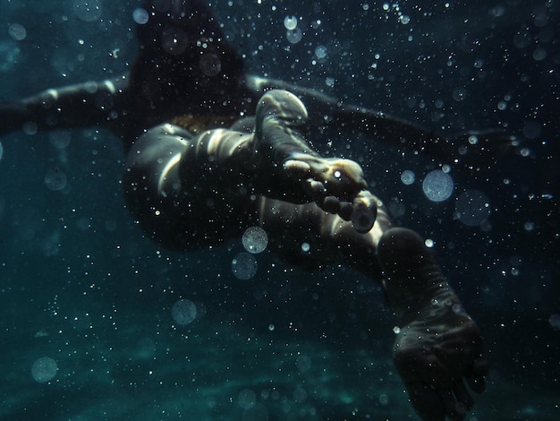 Foto donna che nuota in piscina