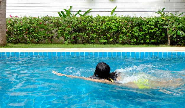 Donna che nuota in piscina