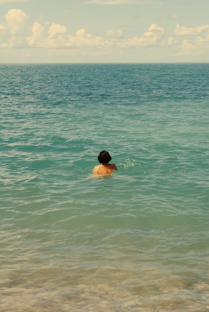 Foto donna che nuota in mare contro il cielo